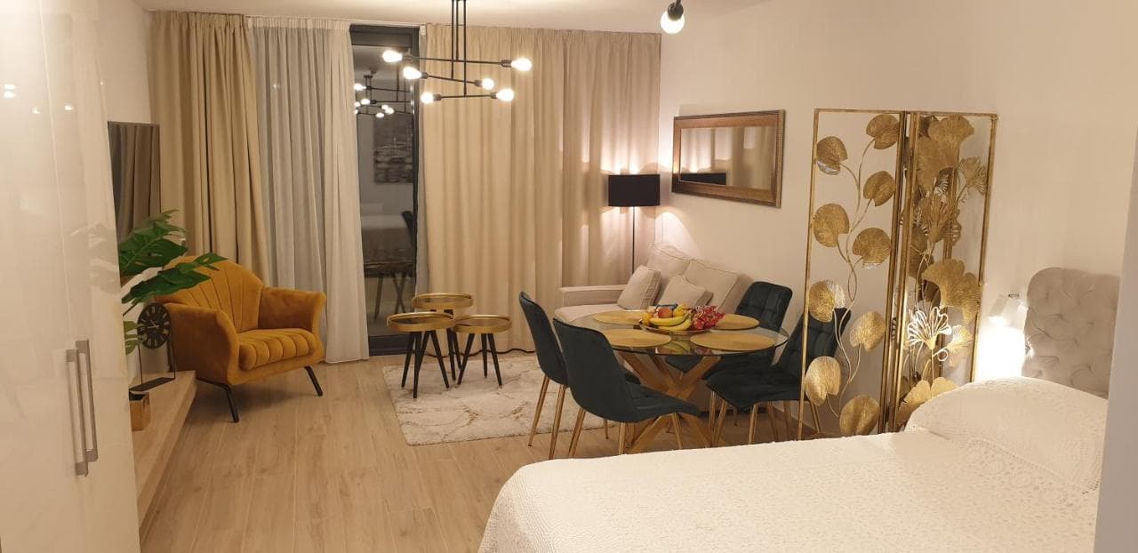 Golden Studio - Private Parking