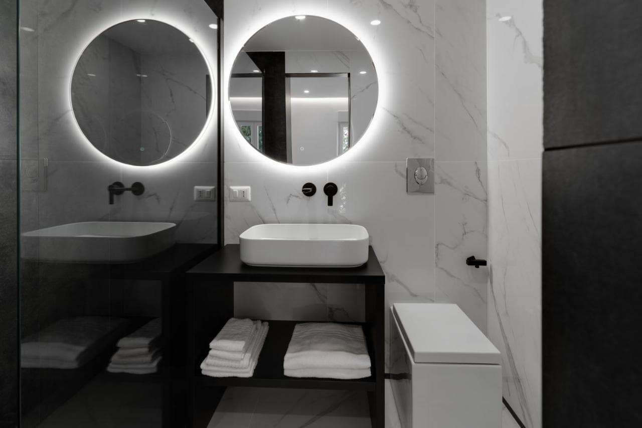 The Crown Black And White Rooms