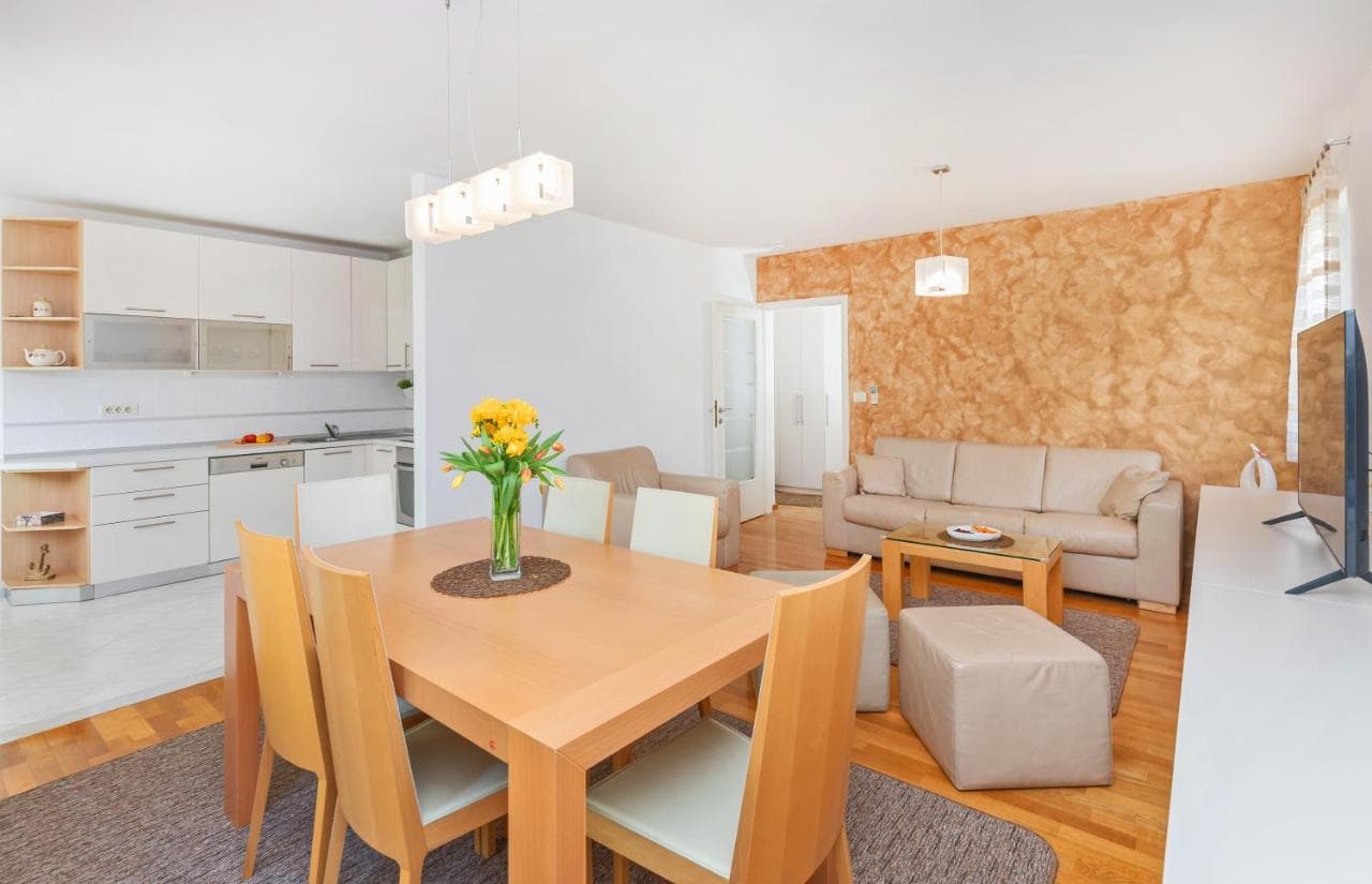 Comfortable Apartment Laura Lapad with Garage