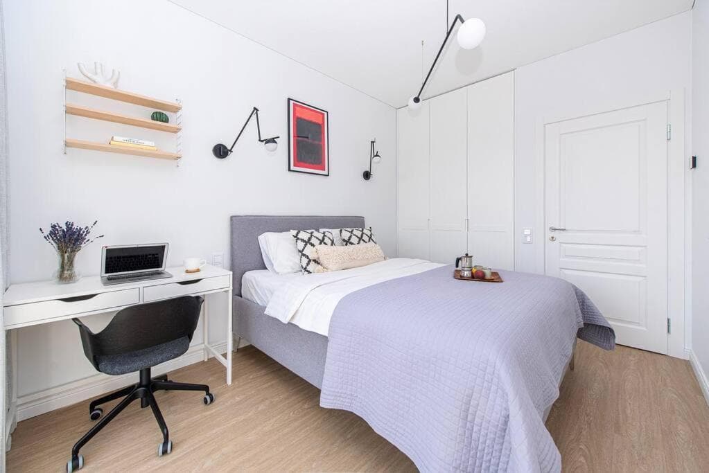 1bdr Apt W/Balcony, Free Pkg