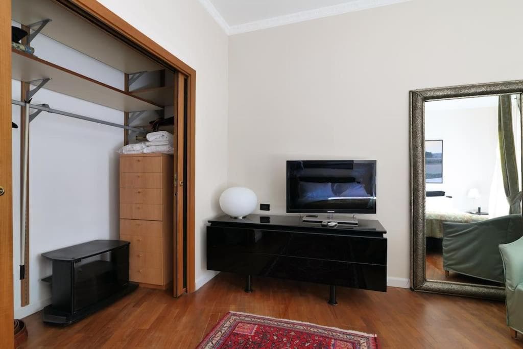 Large And Elegant Apartment in Missori Duomo