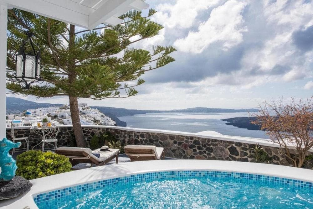 Morfes Luxury Suites by Caldera Houses