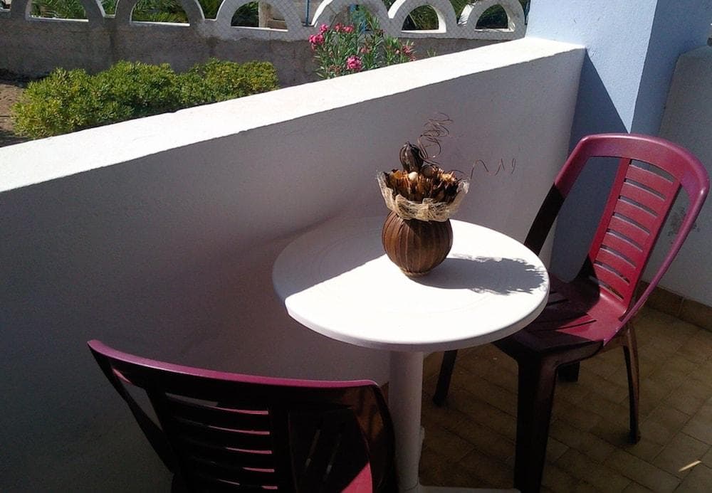 Room in Studio - Rustic And Spacious Studio by the Beach