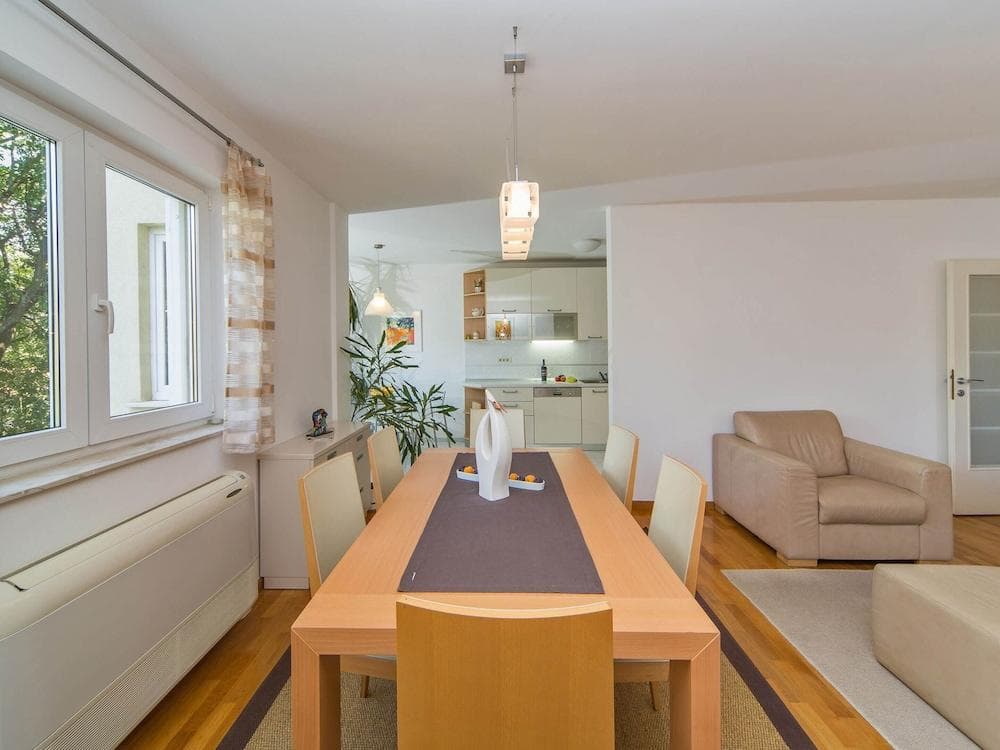 Spacious And Modern 1st Floor Apartment with Private Garage, Wi-Fi