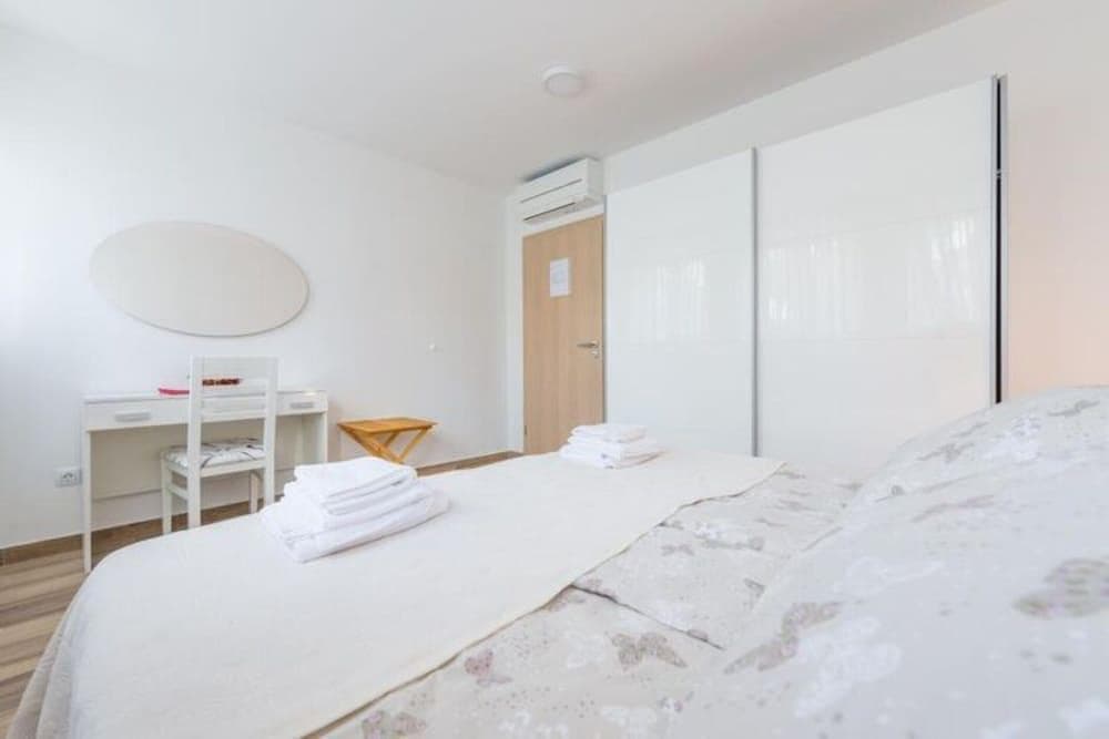 Apartment Luce Royal - One Bedroom Apartment with Balcony And Sea View