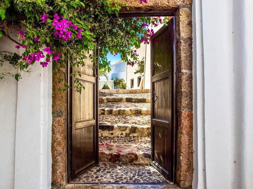 Villa in Santorini with Stunning Outdoor Kitchen