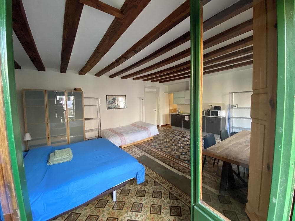 Lovely 2-Bed Apartment in Barcelonas Best Location