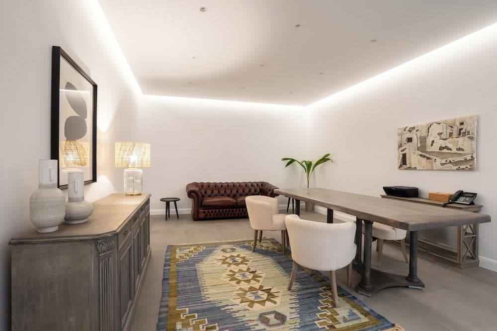 Nero Light-Filled Suites