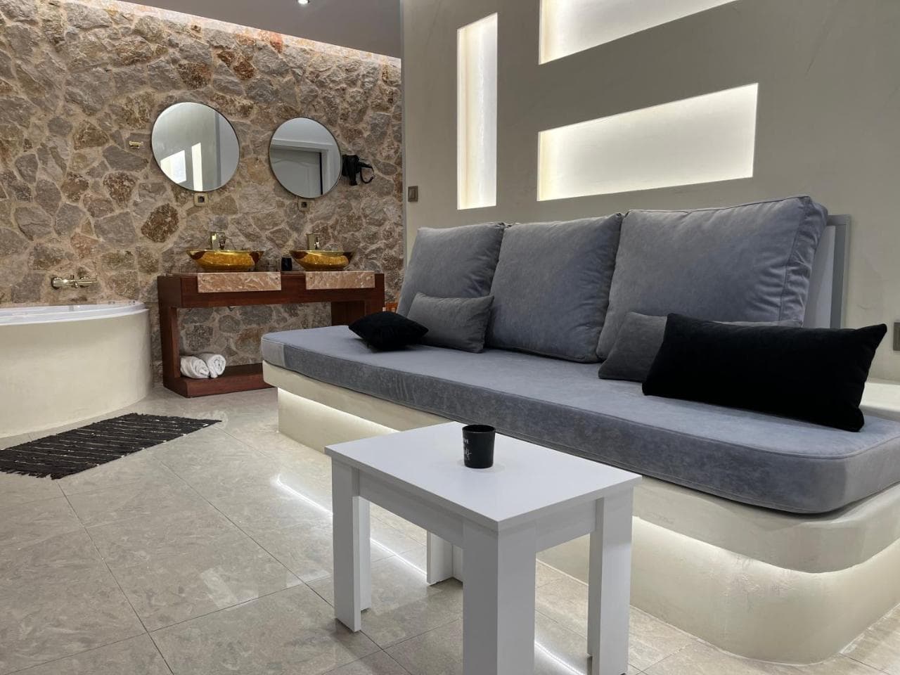 2-Luxury Jacuzzi White Suite by the Sea