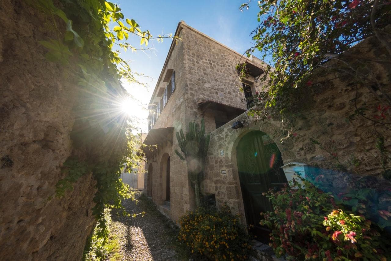 Finestra Medieval Home