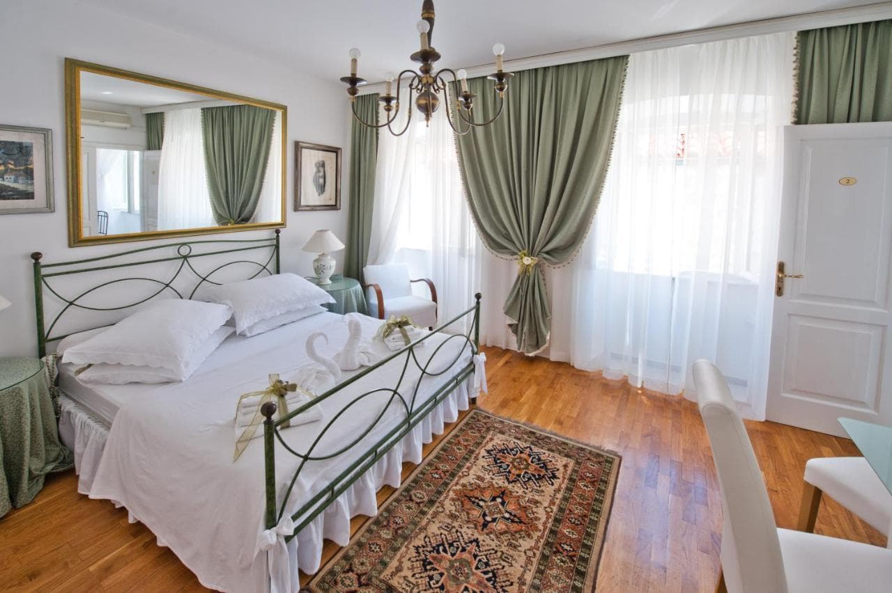 Old Town Apartments Next To the Beach 2