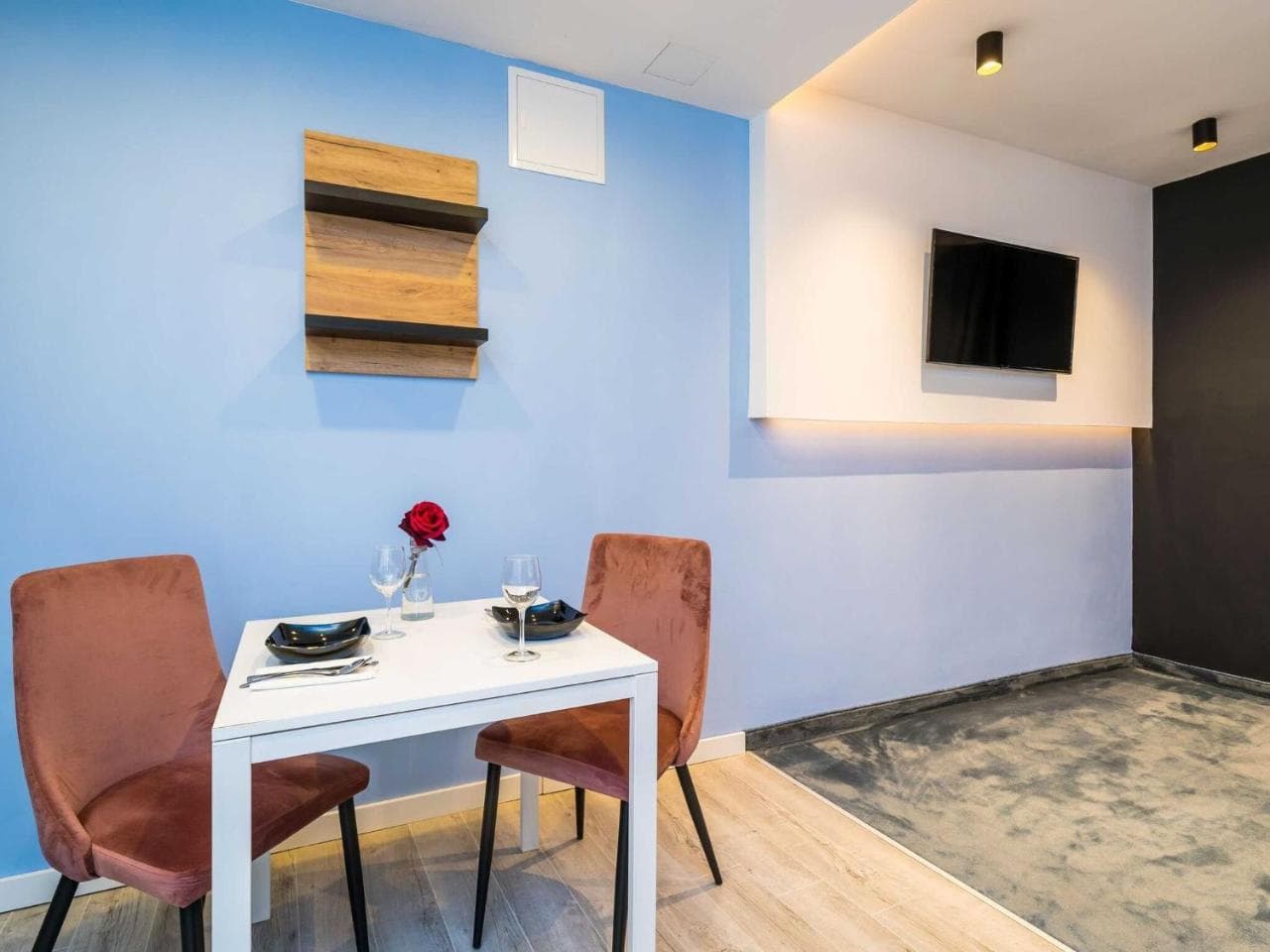 Apartments Tayra - Modern Studio Apartment with Balcony Br2