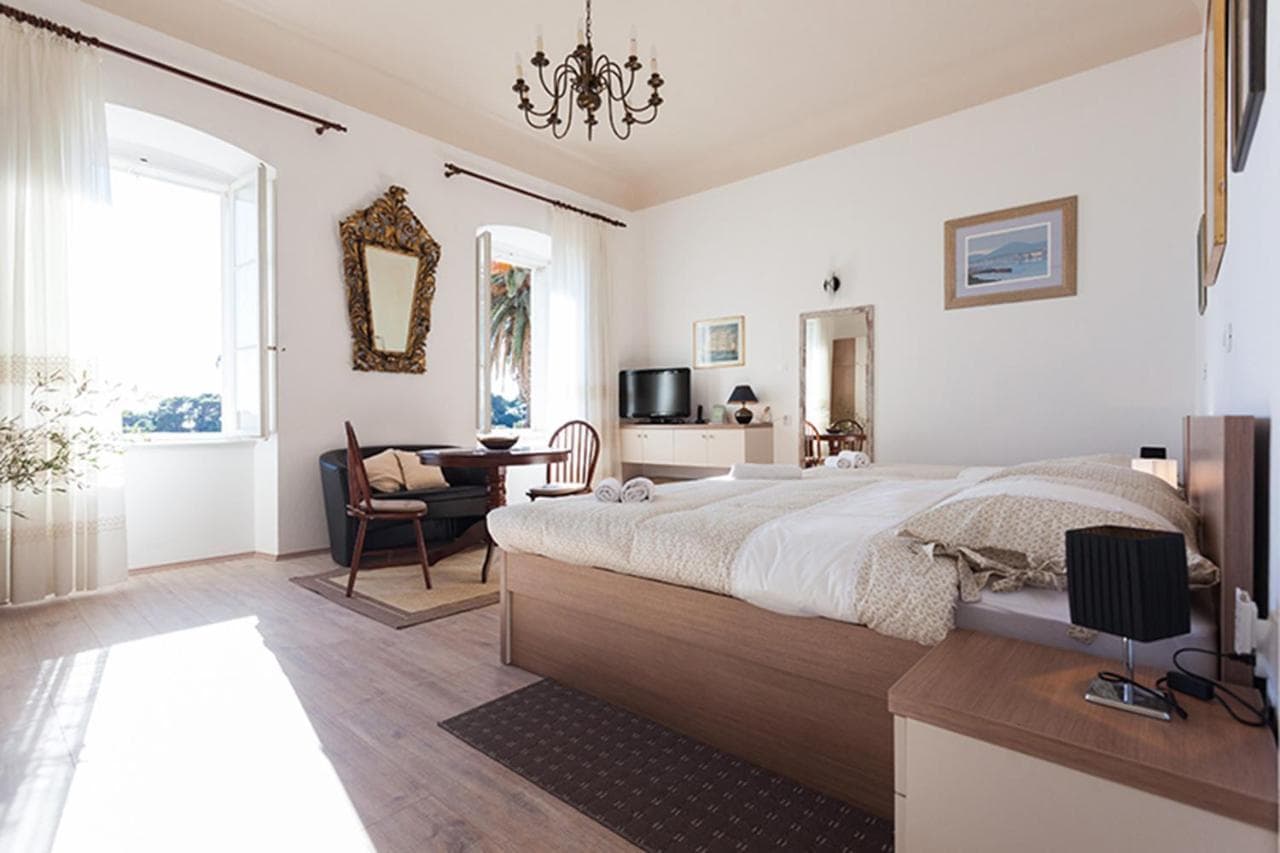 Solei with Terrace Oldtown And Sea View