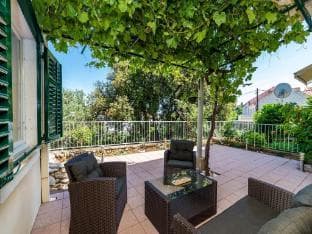 Apartment Valonija - Two Bedroom Apartment with Terrace And Garden View