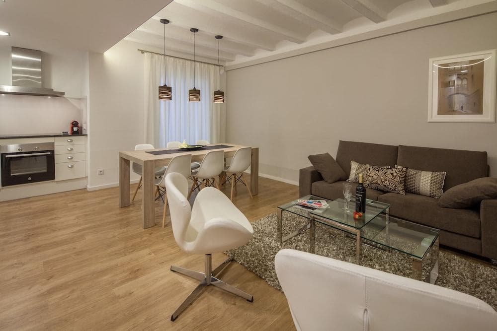 Habitat Apartments Parlament Balconies