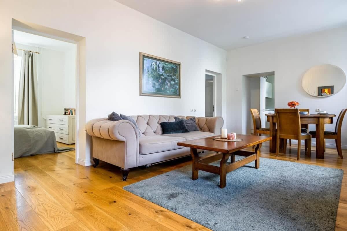 Domillion New City Hall Duplex D11c for 12 Ppl