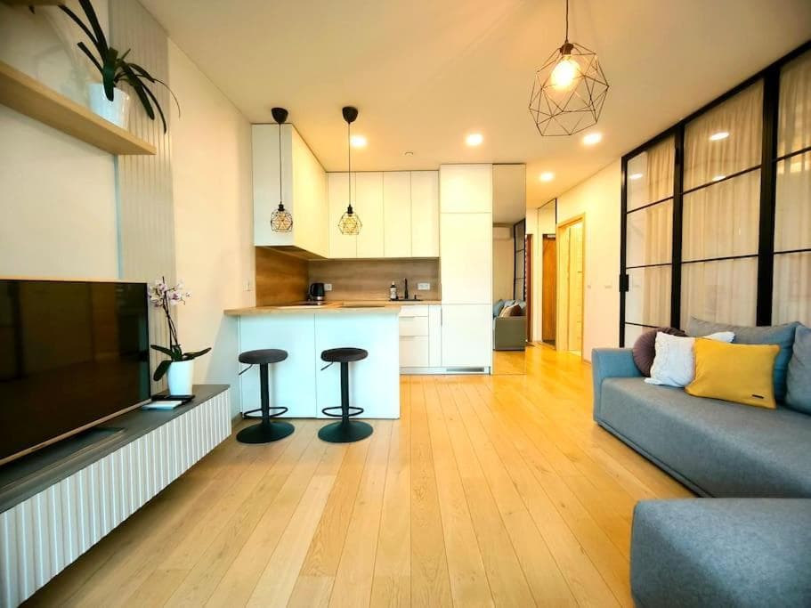 Modern Urban Retreat & Private Parking