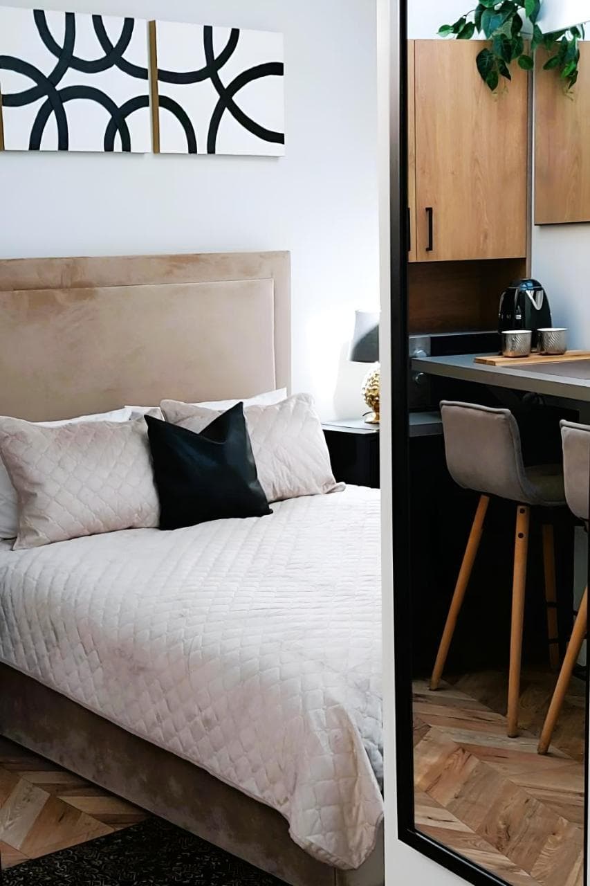 Elumen Studio Apartment I Near Cathedral & Bernardine Park (Adults Only)