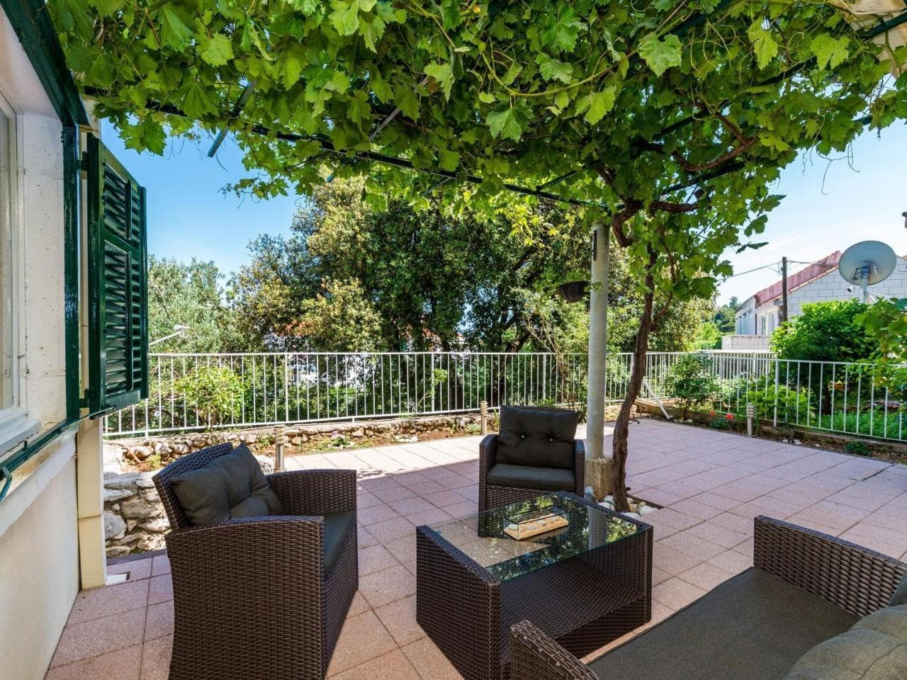 Apartment Valonija - Two Bedroom Apartment with Terrace And Garden View