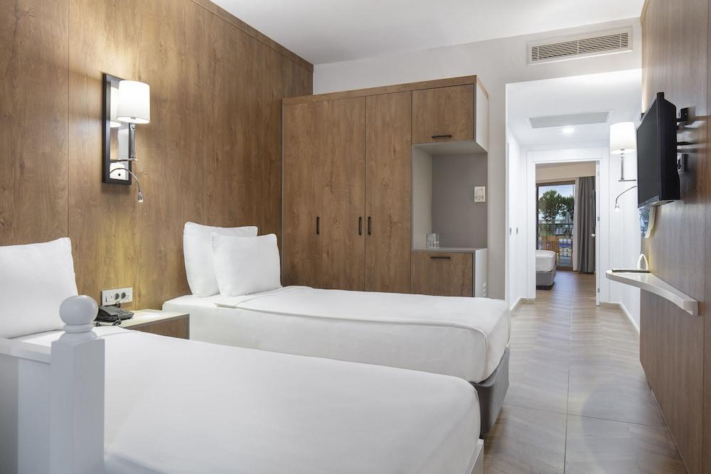 Nirvana Cosmopolitan 1