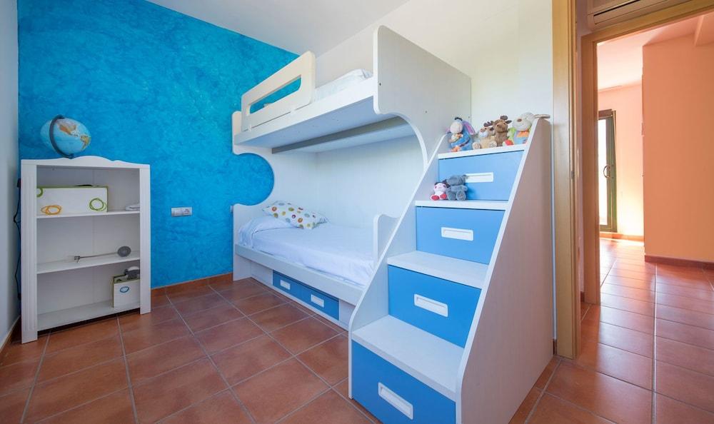 Modern House for Families (R77) 2