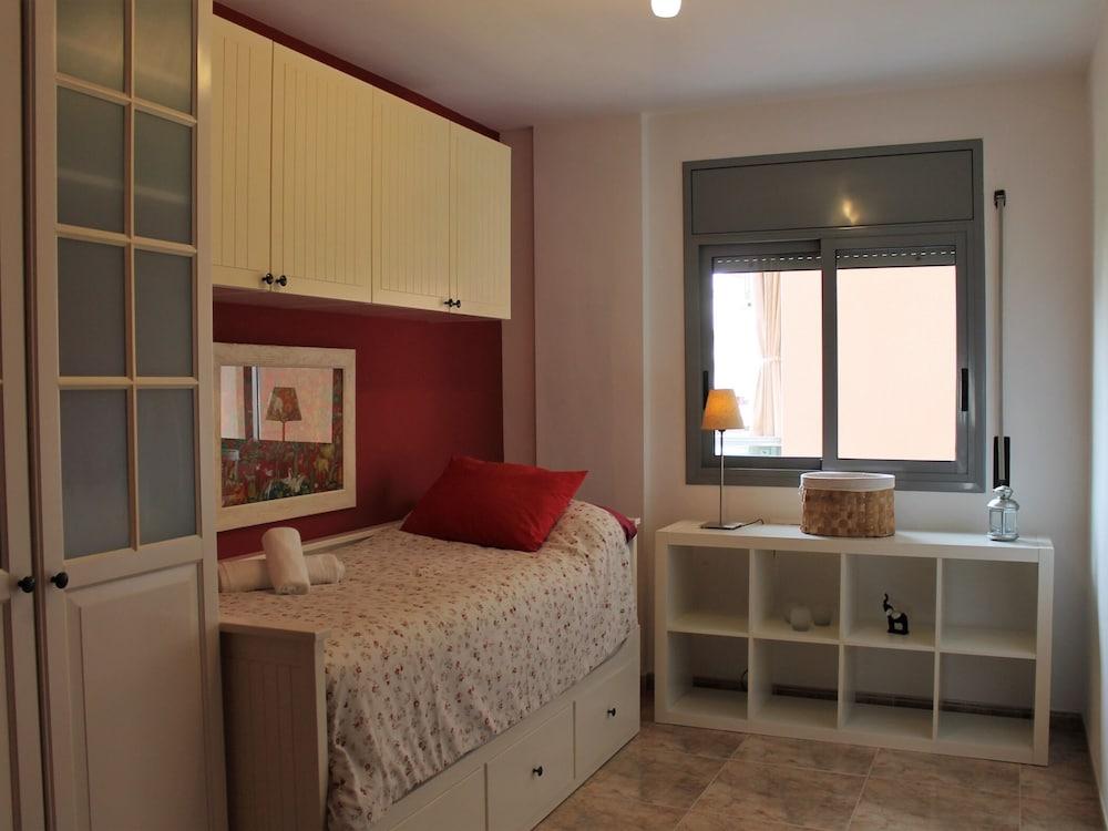 Suitur Beach Apartment with Pool 2