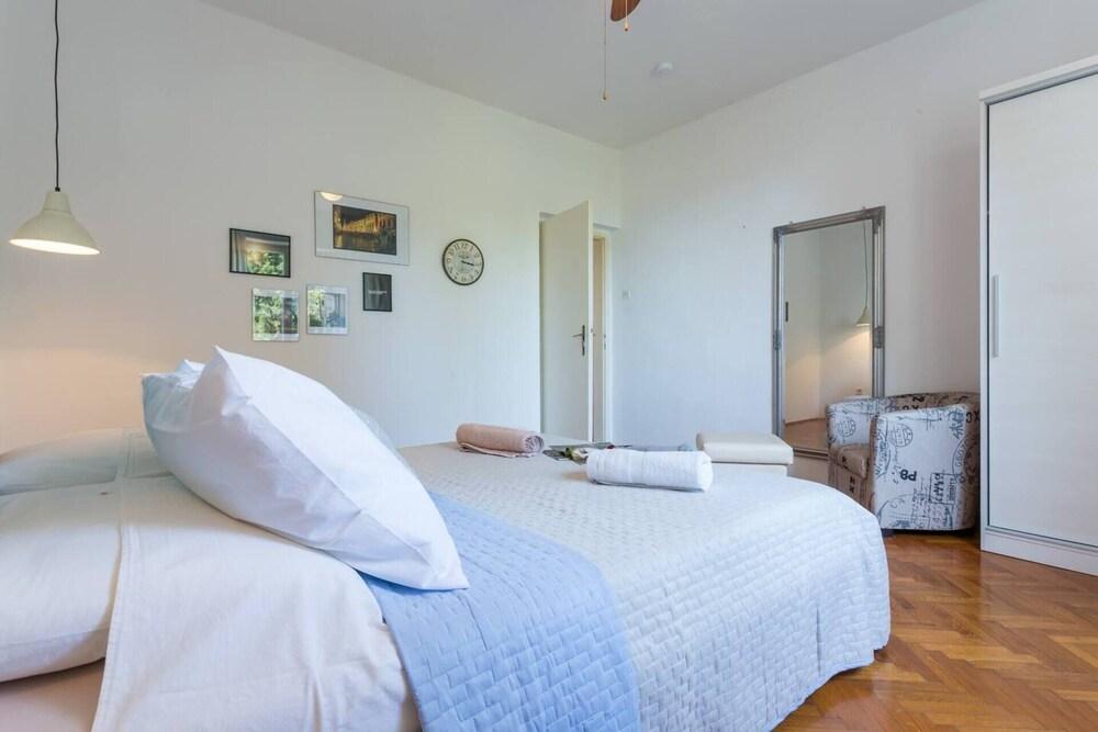 Art Apartment Nearby the Sea 2