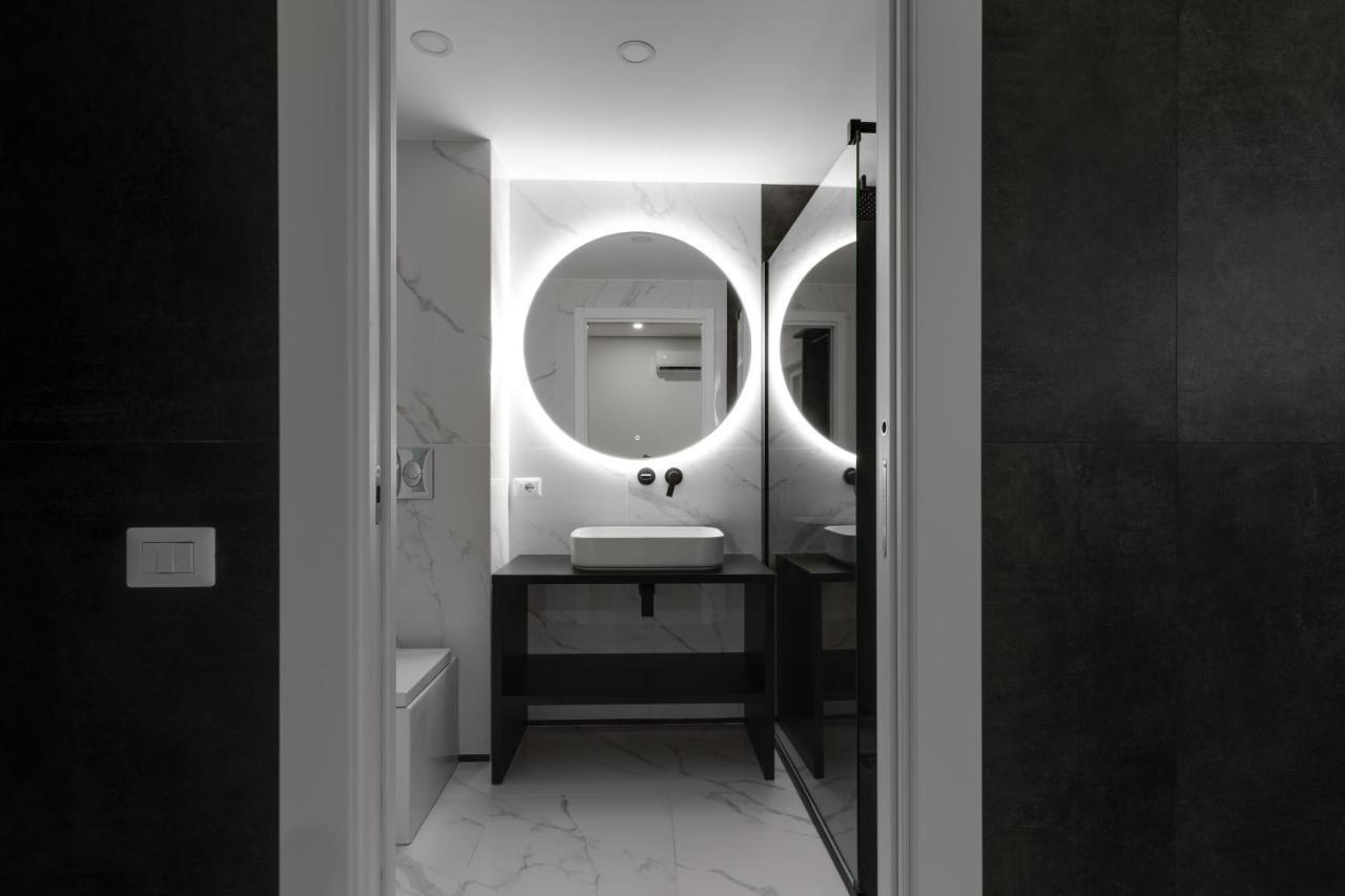 The Crown Black And White Rooms 1