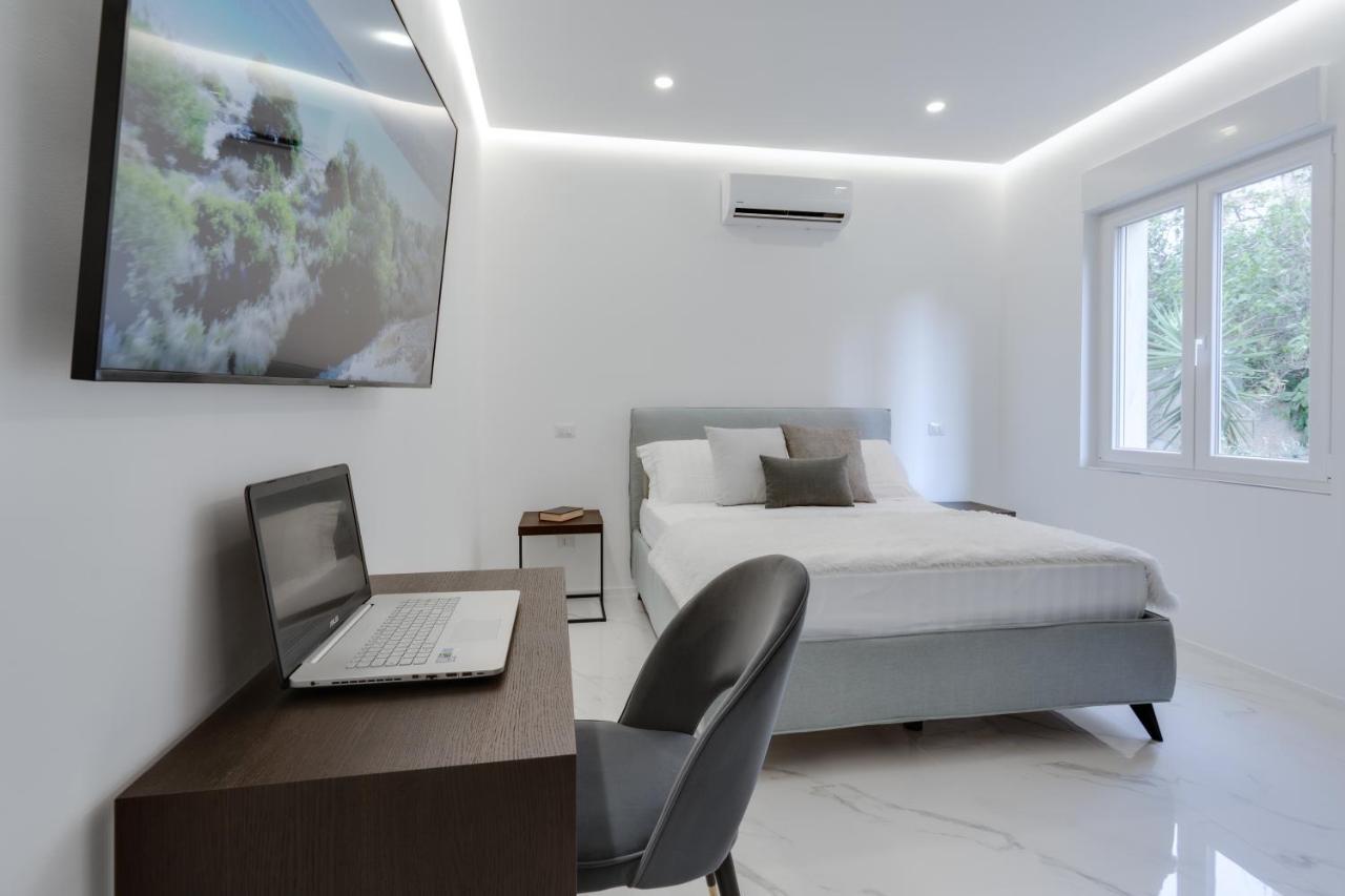 The Crown Black And White Rooms 2