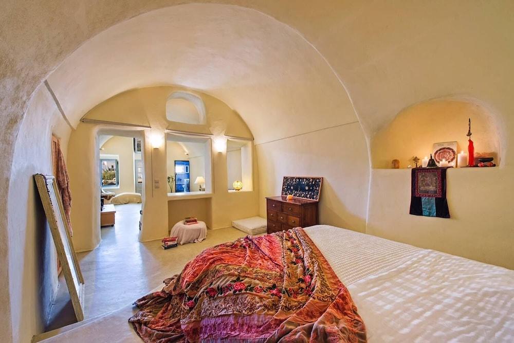 Real Santorini Cave House Far From the Crowds 1