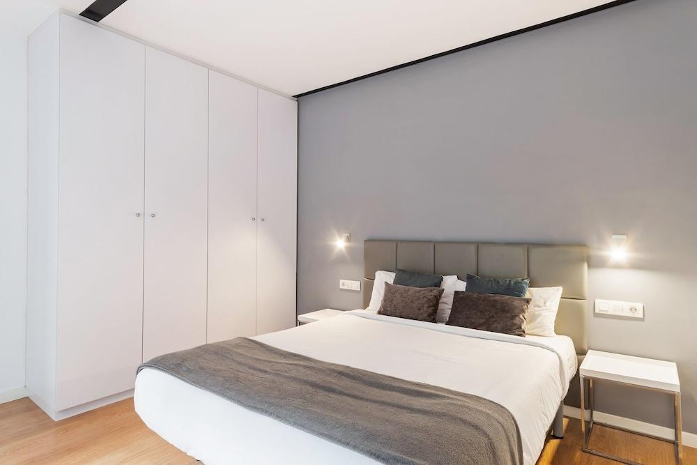 Modern And Chic Apartments in Gracia 1