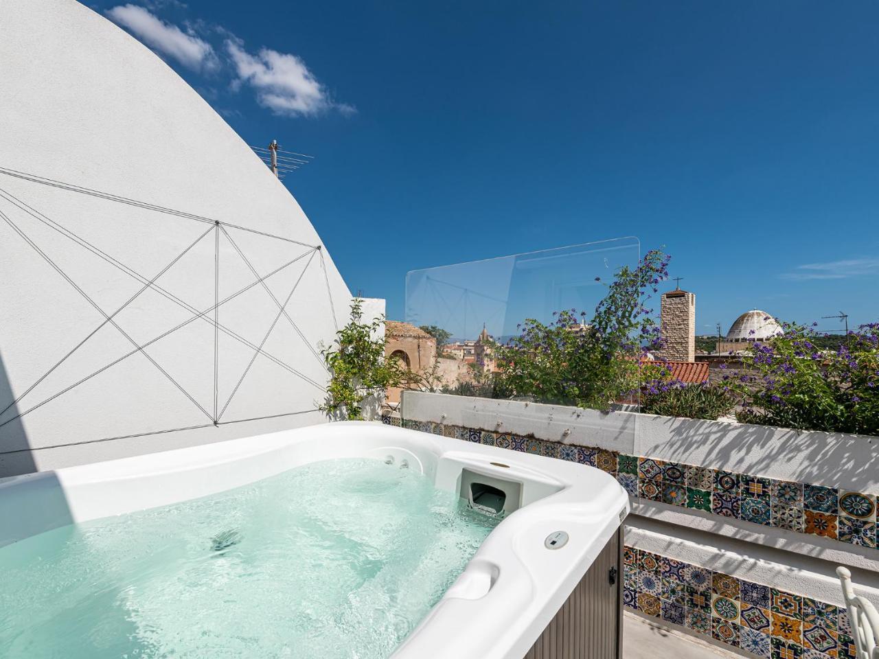 "Bea's Terrace" - Private Jacuzzi And Panoramic Rooftop in the City Centre 1