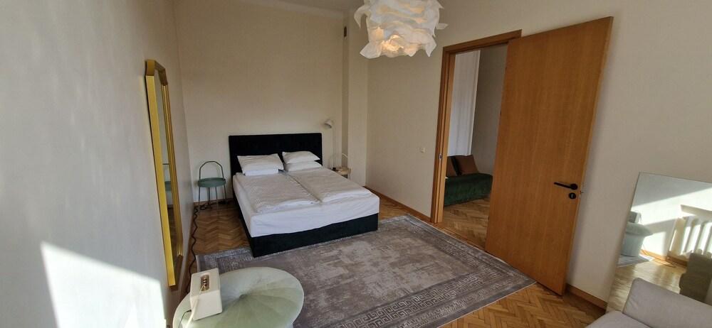 Tyzen38 Luxury Apartment 2