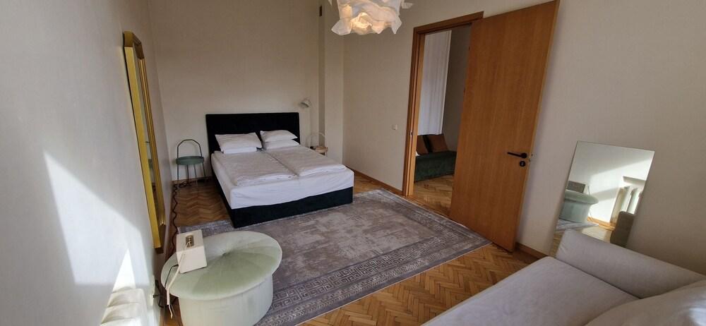 Tyzen38 Luxury Apartment 1