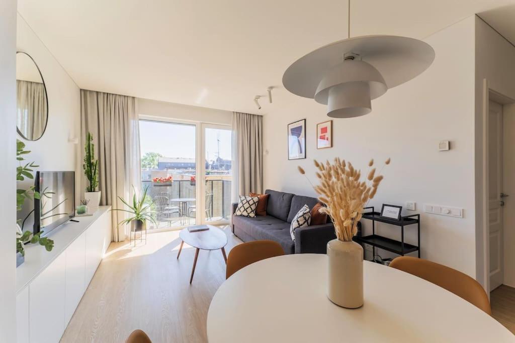 1bdr Apt W/Balcony, Free Pkg 2