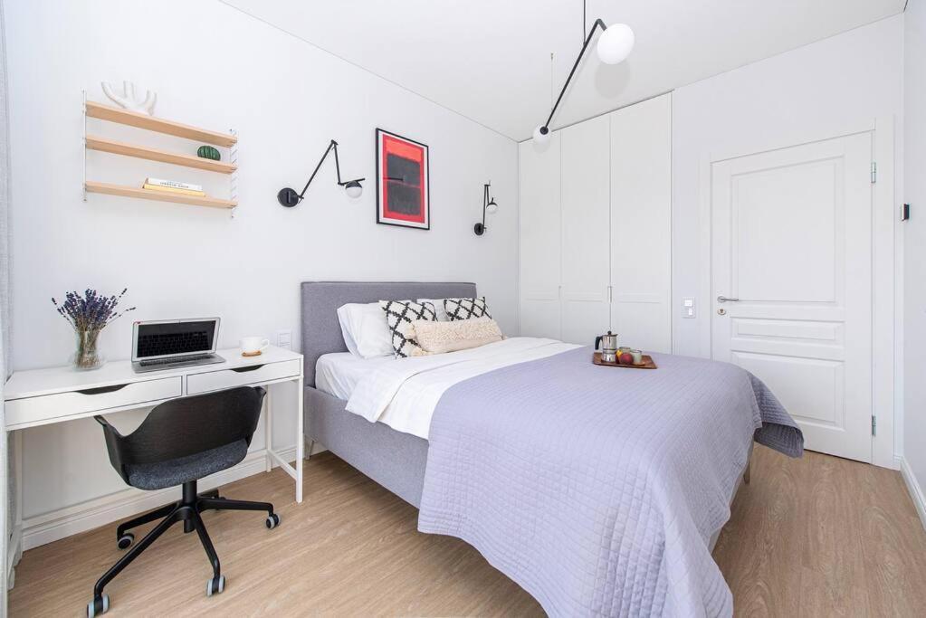 1bdr Apt W/Balcony, Free Pkg