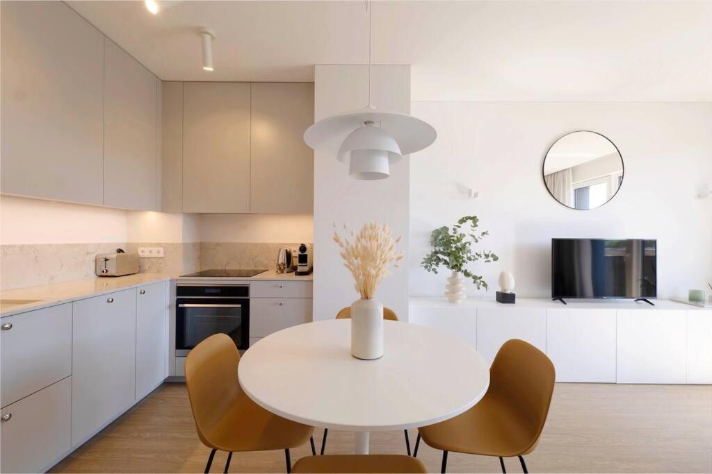 1bdr Apt W/Balcony, Free Pkg 1