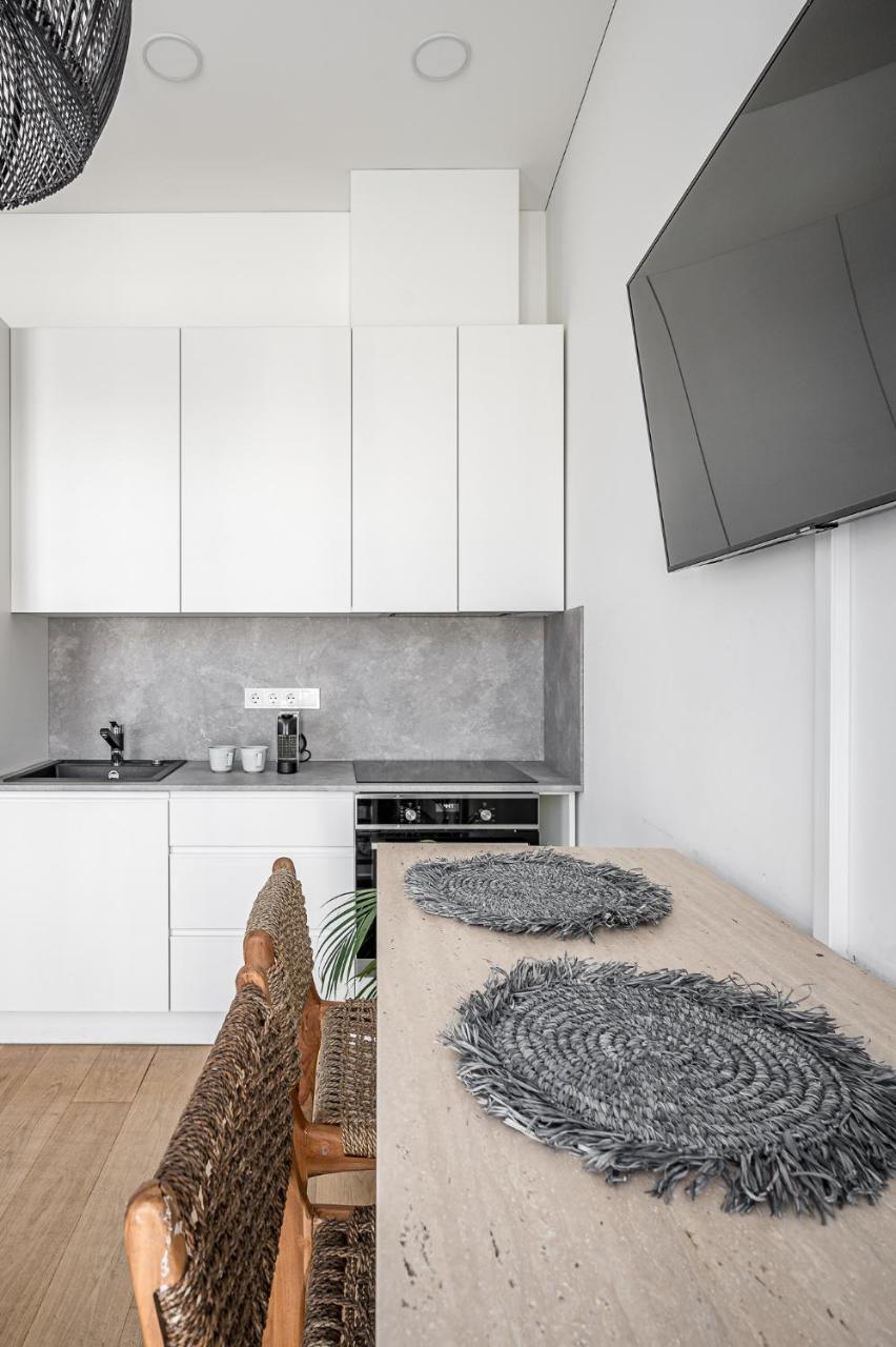 Bali Style Apartment with Balcony Near Gates of Dawn 2