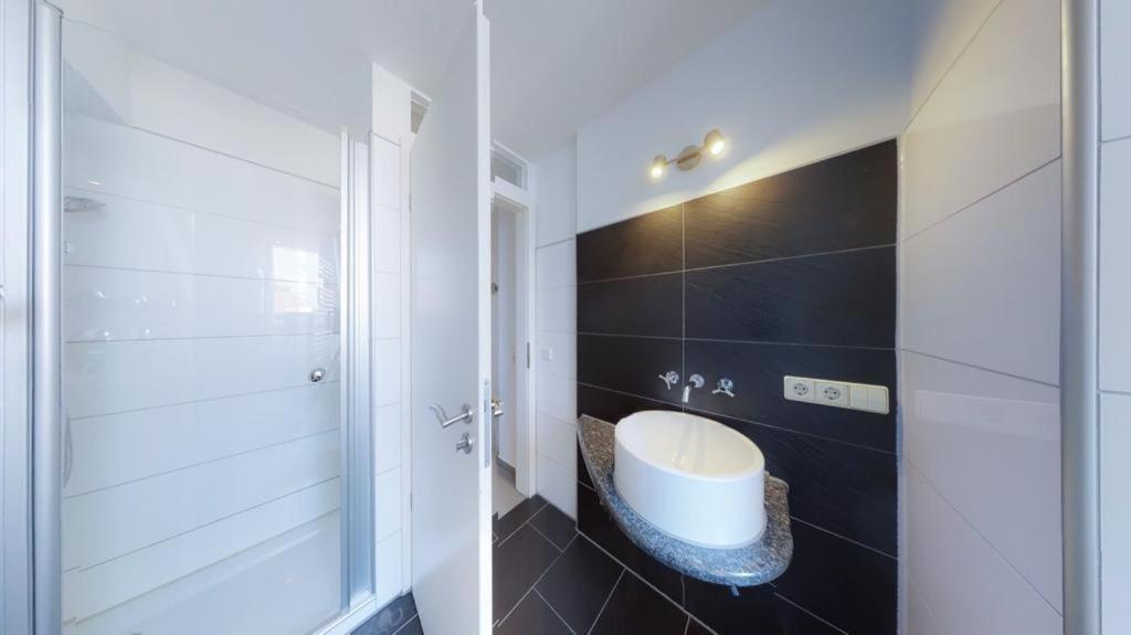 Spacious 4 Bedroom Apartment Near City Center 1