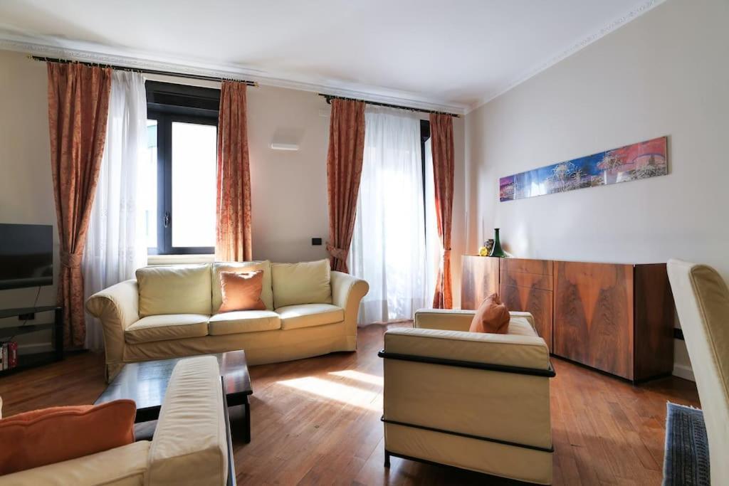 Large And Elegant Apartment in Missori Duomo 1