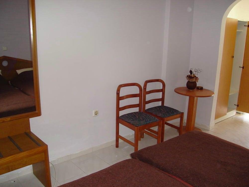 Room in Studio - Rustic And Spacious Studio by the Beach 1