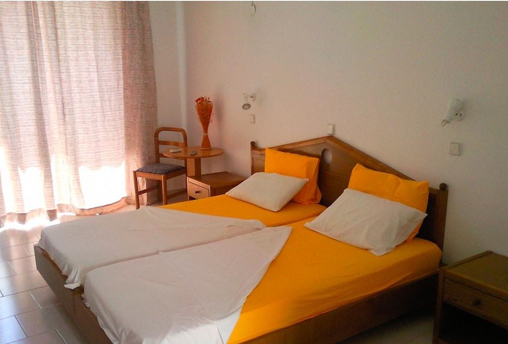 Room in Studio - Rustic And Spacious Studio by the Beach 2