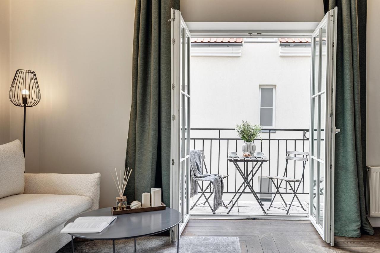 Cohost I Bright Apt W-Balcony I Self Check in I Next To Mo Museum 2