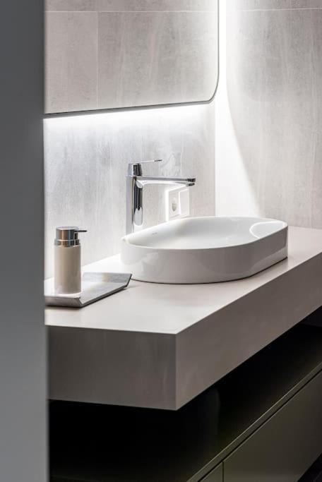 Spacious Luxury Apt W/River View/Terrace Paupys 1