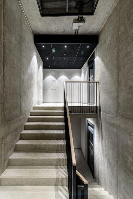 Cozy Japanese Oasis with Balcony, Gramophone, Netflix 1