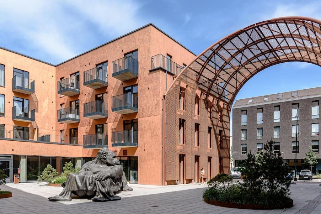 Cozy Japanese Oasis with Balcony, Gramophone, Netflix 2