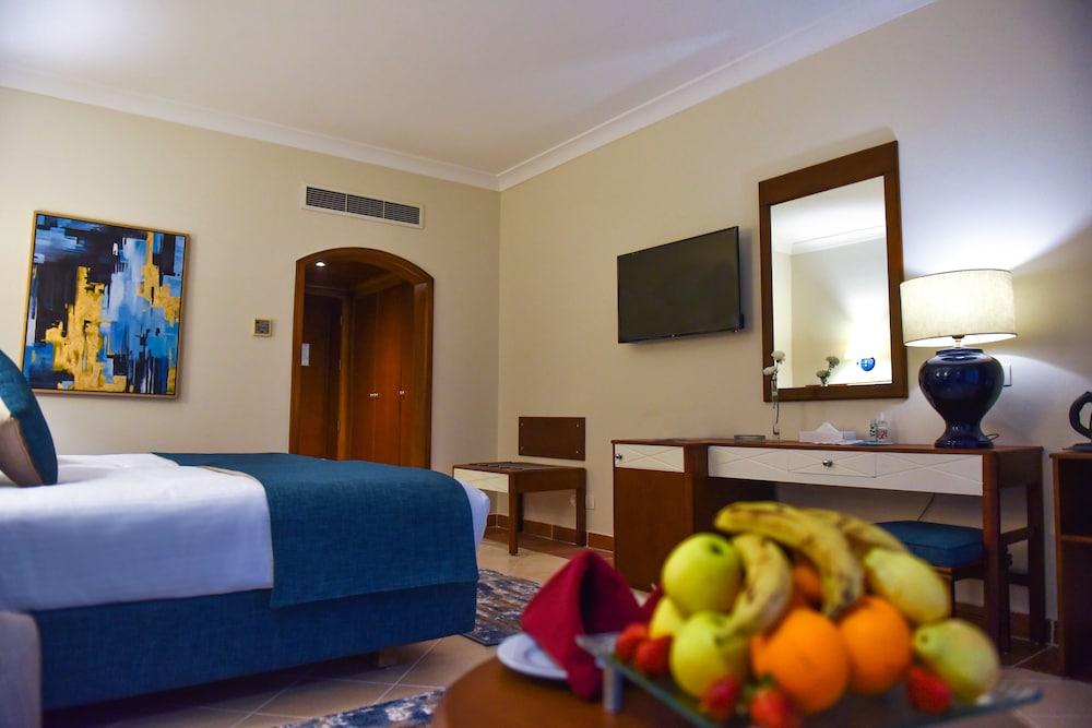 Ivy Cyrene Island Aqua Park Resort 2