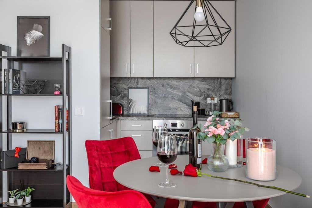 Home Sweet Home, Cozy Apartments, Free Underground Parking, Long Stays Welcome 2