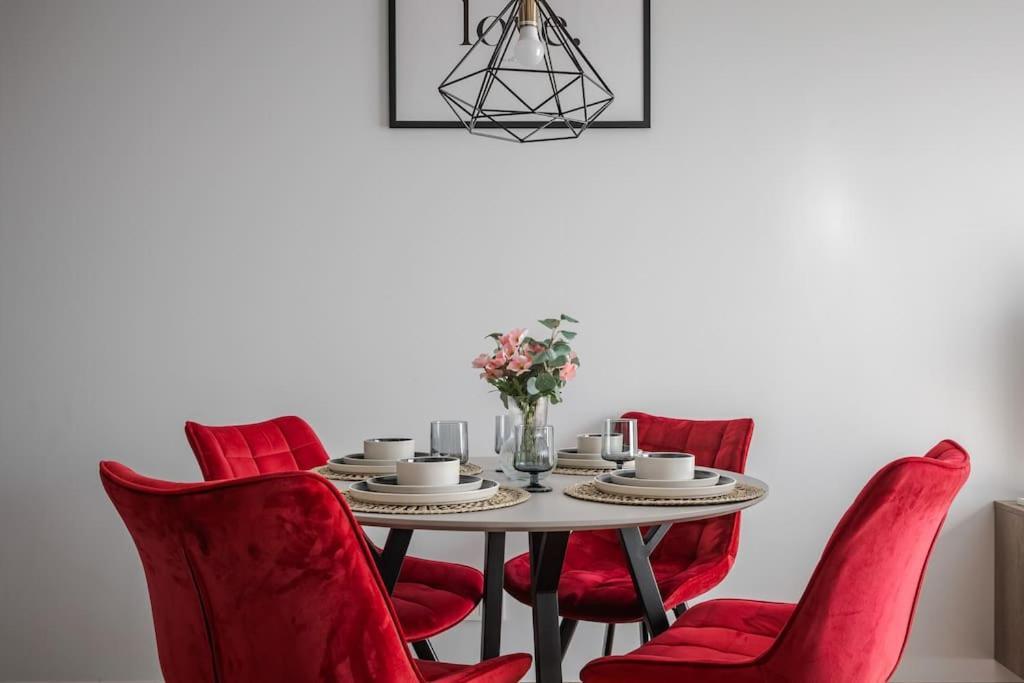 Home Sweet Home, Cozy Apartments, Free Underground Parking, Long Stays Welcome