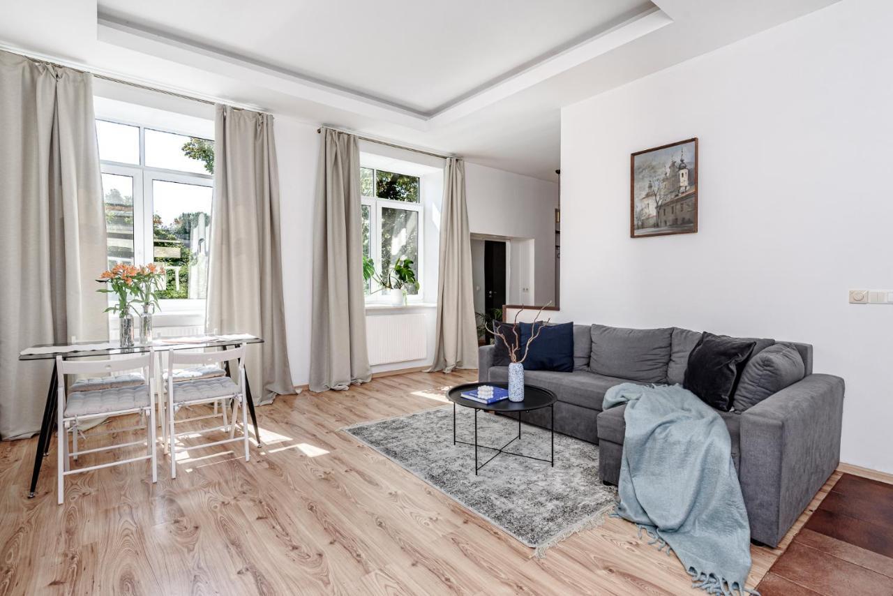 Spacious City Centre Apartment with Parking Self Check-In
